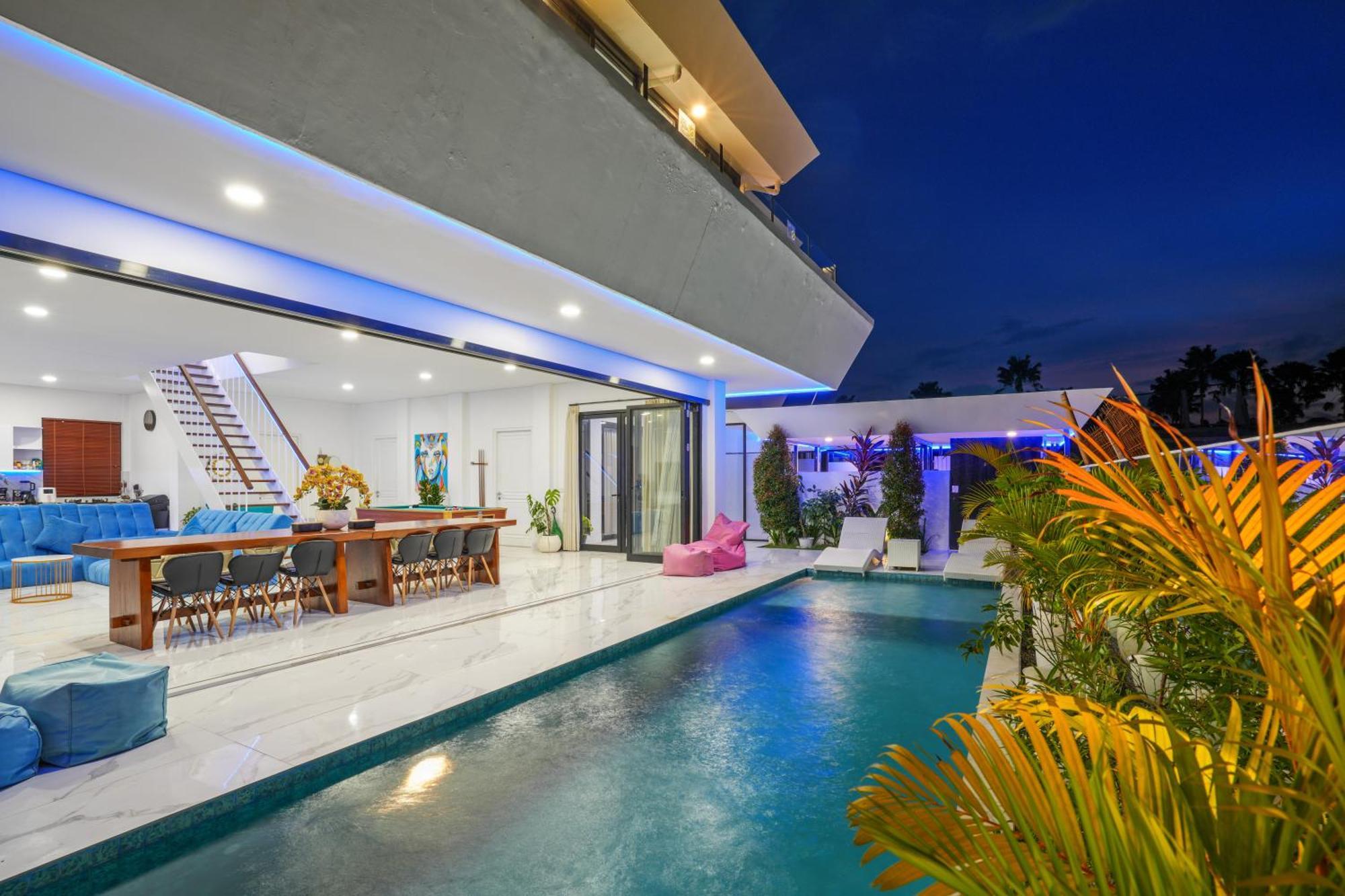 Large Luxury Modern Mansion Sleeps 8 Up To 50 Villa