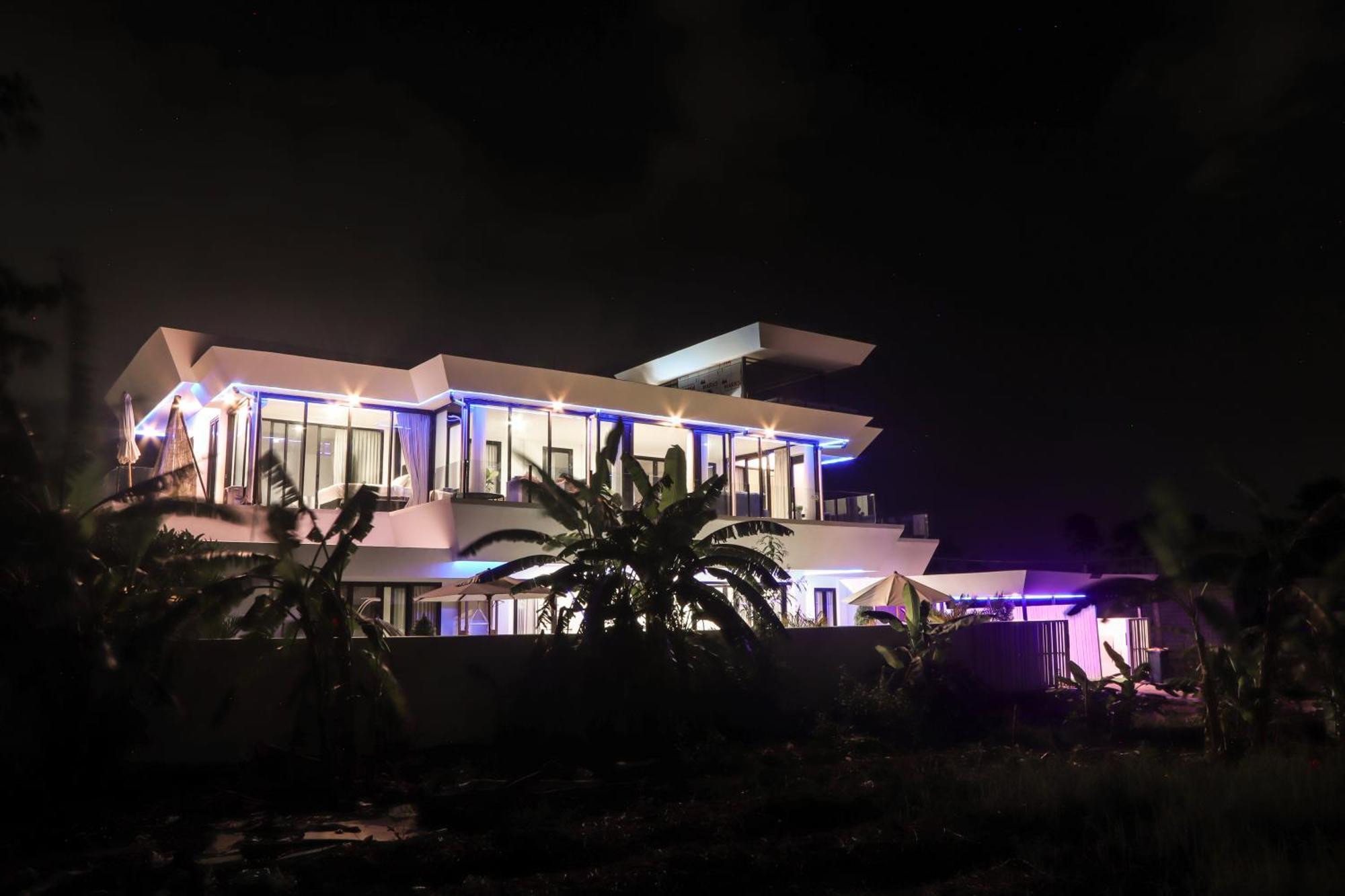 Villa Large Luxury Modern Mansion Sleeps 8 Up To 50 *