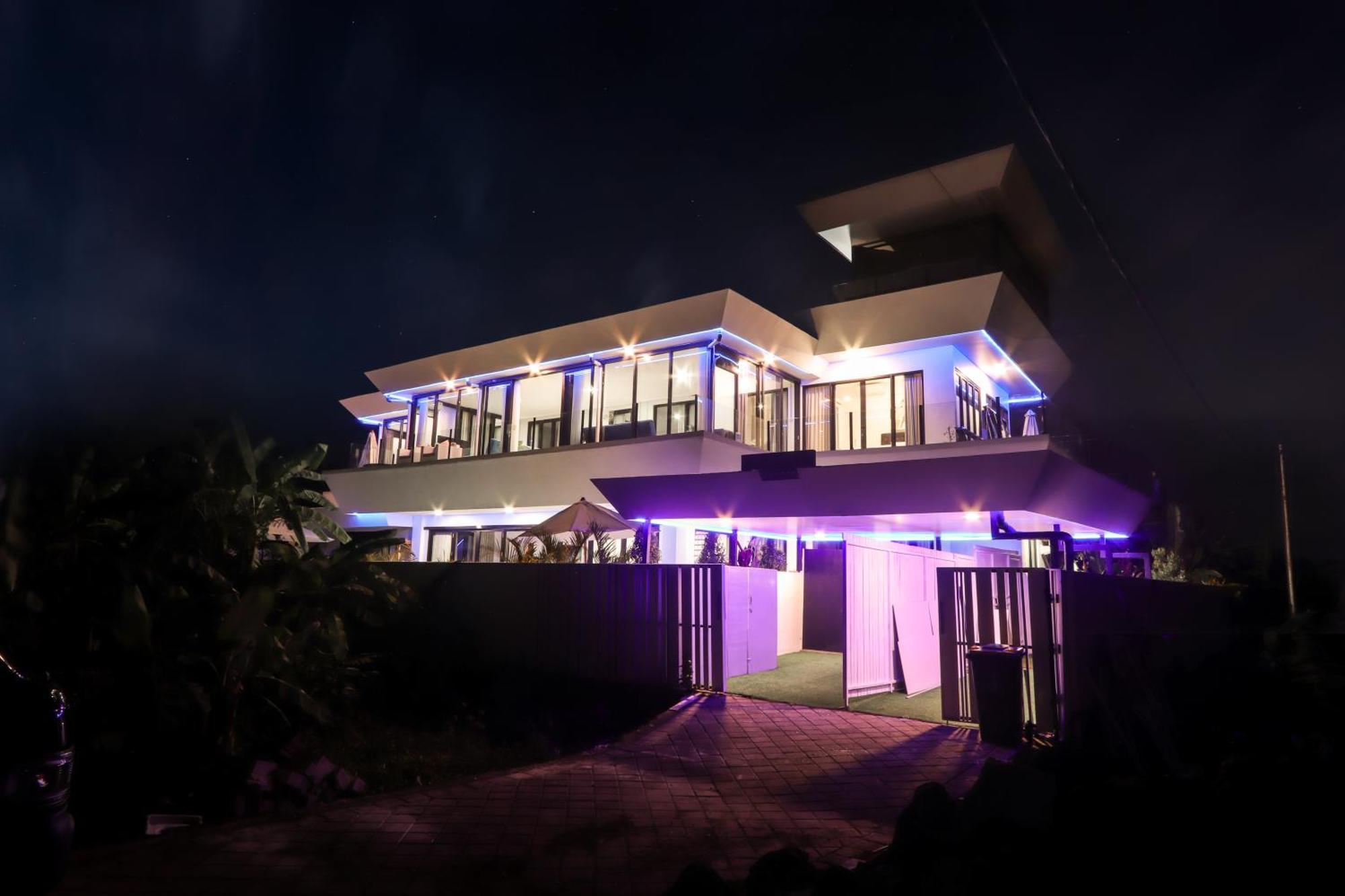Large Luxury Modern Mansion Sleeps 8 Up To 50 Villa *