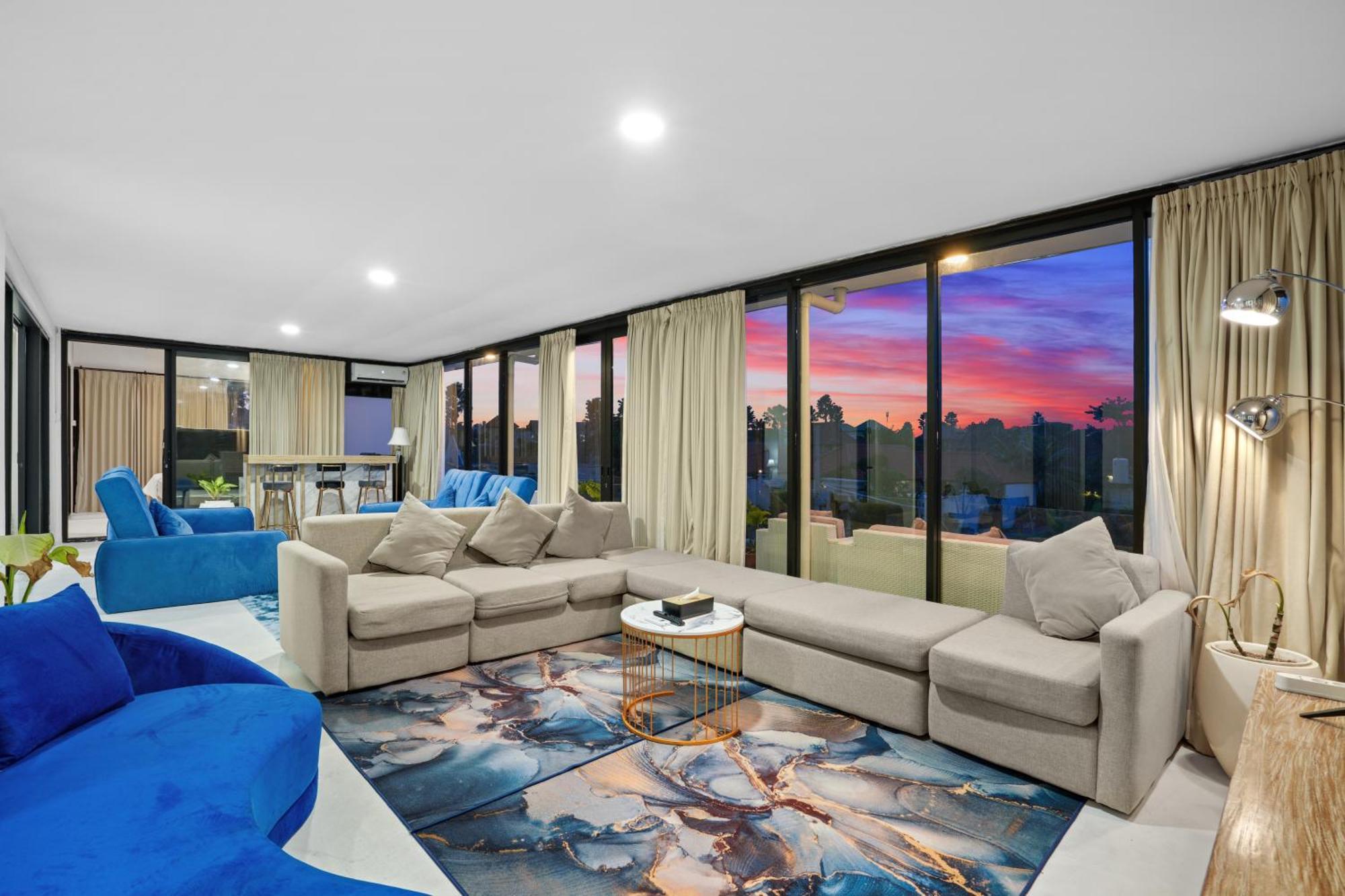 Villa Large Luxury Modern Mansion Sleeps 8 Up To 50 *