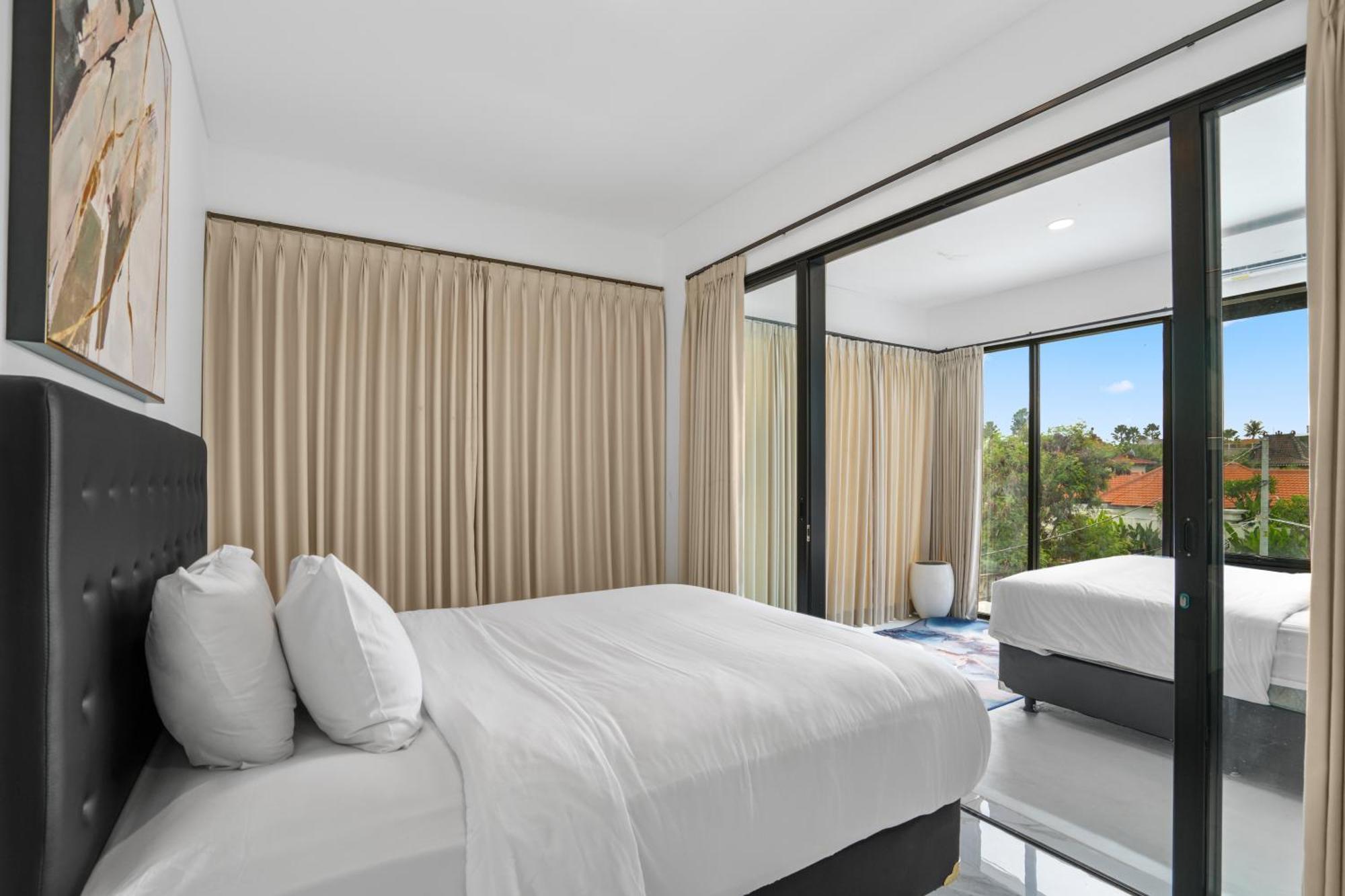 Large Luxury Modern Mansion Sleeps 8 Up To 50 Villa