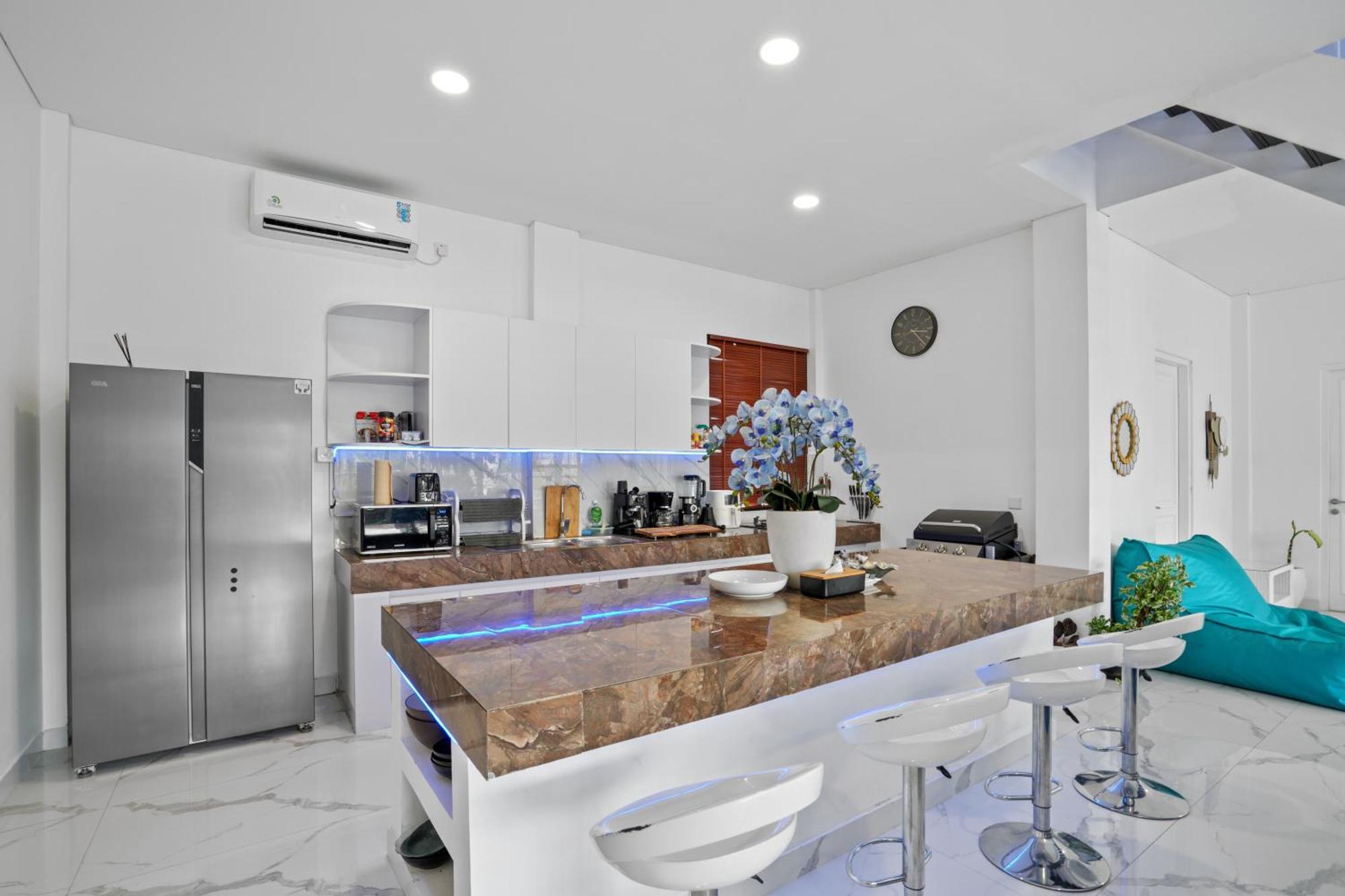 Villa Large Luxury Modern Mansion Sleeps 8 Up To 50
