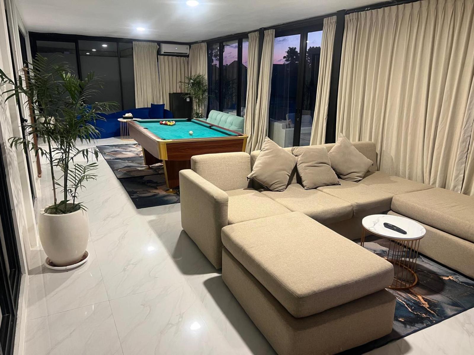 Large Luxury Modern Mansion Sleeps 8 Up To 50 *